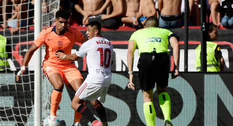 جدل تحكيمي يرافق هزيمة برشلونة أمام إشبيلية